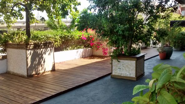 Plaza level, front of building, great exposure off lobby, private bathroom.